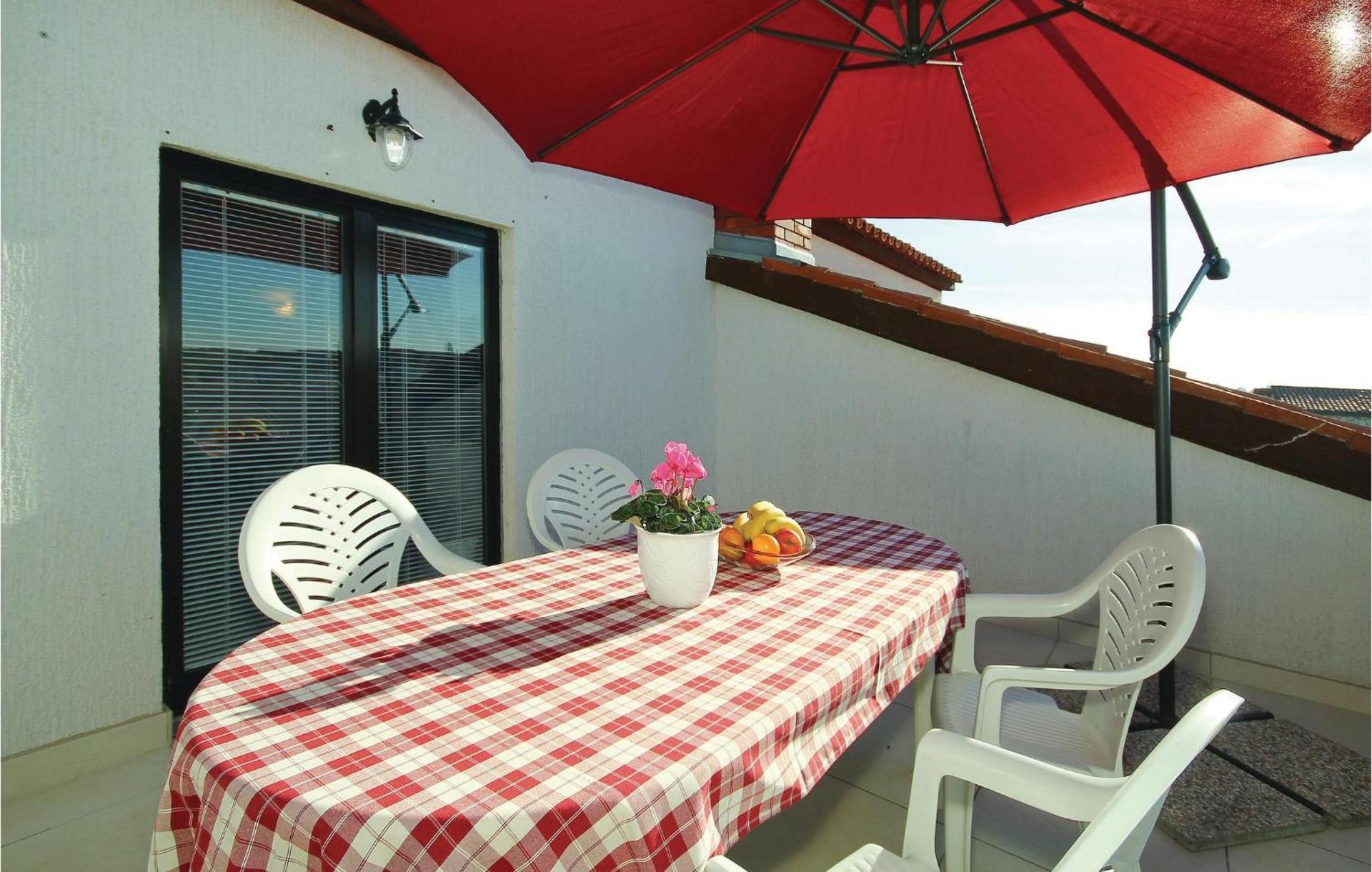 3 Bedroom Gorgeous Apartment In Poreč Exterior foto